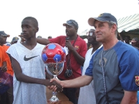 Julio Alberto entregando el trofeo al ganador del torneo de ftbol que va puso el punto y final a las Jornadas del Deporte Solidario.
