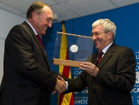Ramon Pont con Jordi Porta, presidente de Unescocat, durante la entrega del galardn. Foto: lex Caparrs - FCB