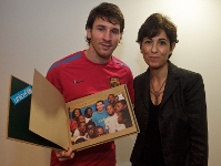 Messi con Leila Pakkala, responsable de Unicef. Foto: Germán Parga / FCB