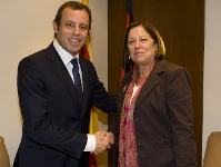 Sandro Rosell con la Consellera Carme Capdevila, durante la firma del convenio. Foto: Àlex Caparrós / FCB