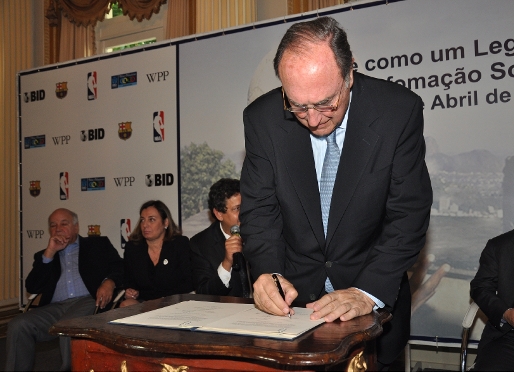 El directiu del FC Barcelona Ramon Pont signant l'aliana entre la Fundaci i el BIC ahir al Brasil. Foto: FCB