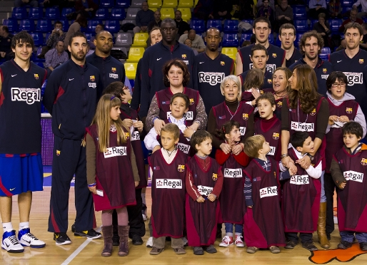 Los jugadores del Regal FC Barcelona con los nios, en el parquet del Palau. Foto: lex Caparrs / FCB