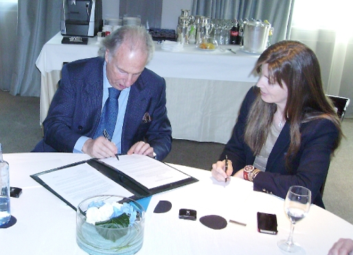La directiva Susana Monje con Antonio Moura, de Children United, en el momento de la firma del acuerdo.