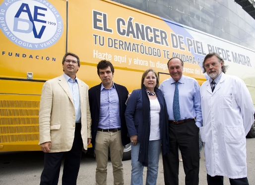 Membres de la Fundació FCB i de l'AEDV, davant de l'autobús de diagnòstic precoç. Foto: Àlex Caparrós / FCB