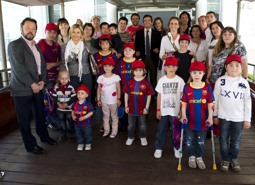 Fotografa de familia de todos los nios en la entrada del Camp Nou Experience. Foto: lex Caparrs / FCB