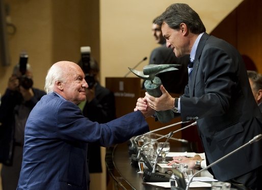 Eduardo Galeano amb Artur Mas, en el moment de l'entrega. Foto: lex Caparrs / FCB