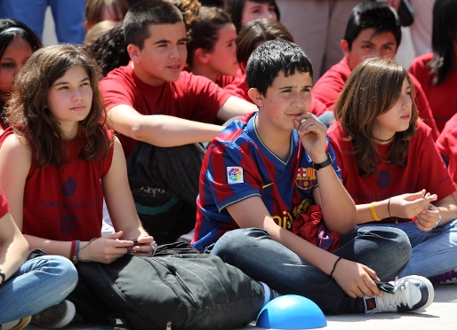 Alguns dels beneficiaris del XICS, durant la presentaci del projecte, la temporada passada. Foto: lex Caparrs / FC Barcelona