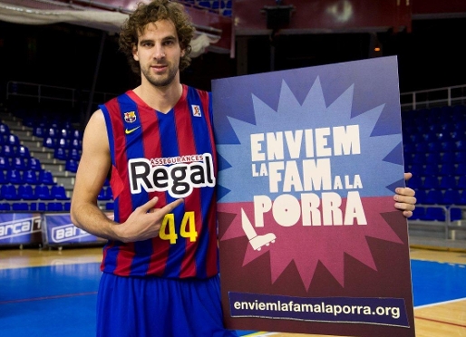 Roger Grimau, amb la imatge grfica de la campanya. Foto: Miguel Ruiz / FCB