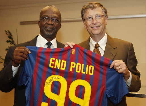 Busuyi Onabolu, presidente del comité nacional nigeriano PolioPlus y Bill Gates, con la camiseta del Barça. Foto: Gates Foundation