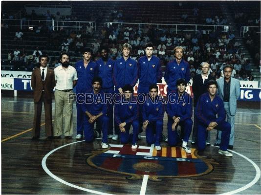 Joan Creus (en la fila de abajo, el segundo empezando por la izquierda), la temporada 1981-82. (Fotos: Segu/Archivo FCB)