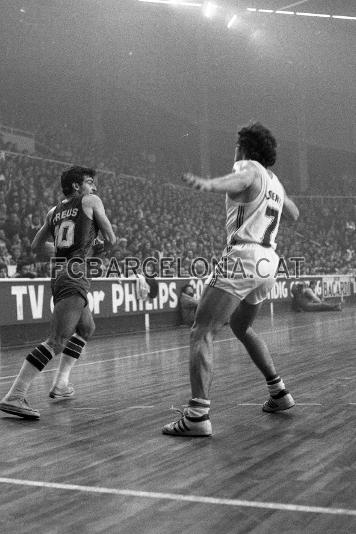 En un partido contra el Real Madrid (1981), Joan Creus con la pelota. (Fotos: Segu/Archivo FCB)