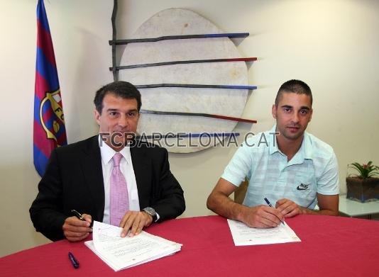 Juan Carlos Navarro y el presidente Joan Laporta, firmando el contrato.