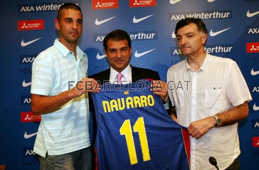 Navarro, Laporta y Joan Creus, mostrando la camiseta del jugador del Bara.