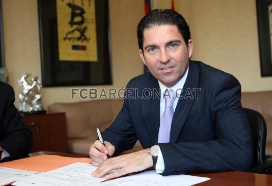 Xavi Pascual en un momento de la firma de su contrato.