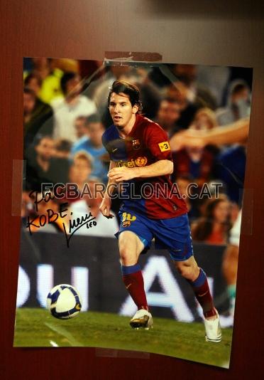 Una foto de Messi, en la taquilla de Kobe.