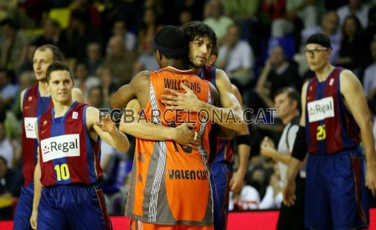 Basile y Williams, ex compañeros en el Barça, se han saludado antes del encuentro.
