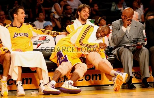 Kobe Bryant y Pau Gasol, bromeando en el banquillo.