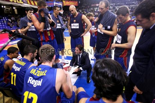 Enmig del cercle, Xavi Pascual dna instruccions als seus jugadors.