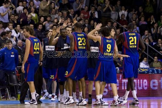 El equipo se fue, una vez ms, ovacionado del Palau Blaugrana. (Foto: lex Caparrs - FCB)