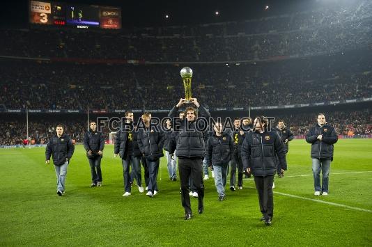 Els jugadors del Regal Bara oferint el ttol de Copa a l'afici del Camp Nou. Foto: arxiu FCB.