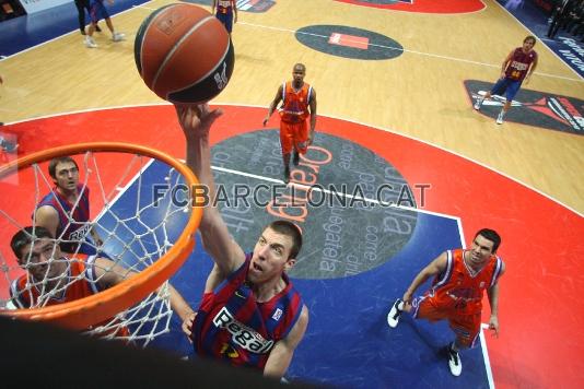 Canasta de Fran Vzquez en la final de la Supercopa ACB contra el Power Electronics Valencia. Foto: archivo FCB.