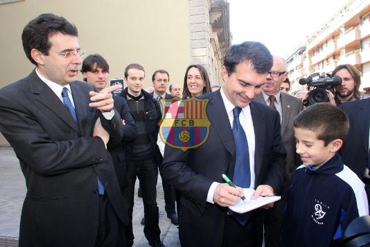 Joan Laporta atendiendo a un joven de Banyoles. Al lado del alcalde de la poblaci, Miquel Noguer.