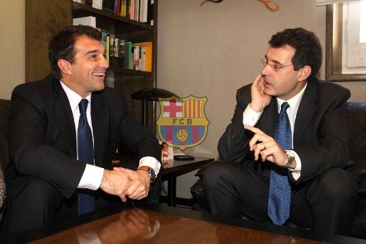 Joan Laporta y Miquel Noguer, alcalde de Banyoles, durante la firma del convenio.