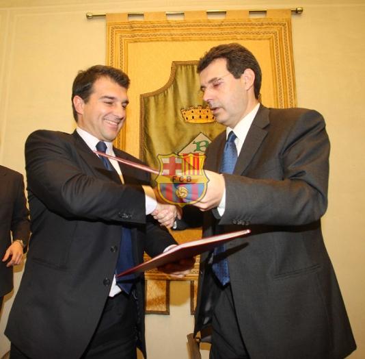 Joan Laporta cpn el alcalde de Banyoles, Miquel Noguer, durante el acto de firma del convenio.
