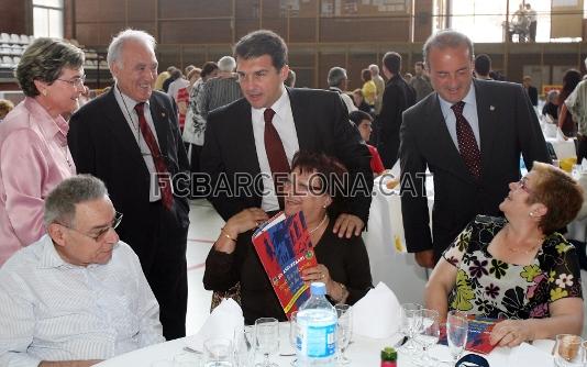 El presidente del FC Barcelona y el vicepresidente, Alfons Godall, saludando a los peistas.