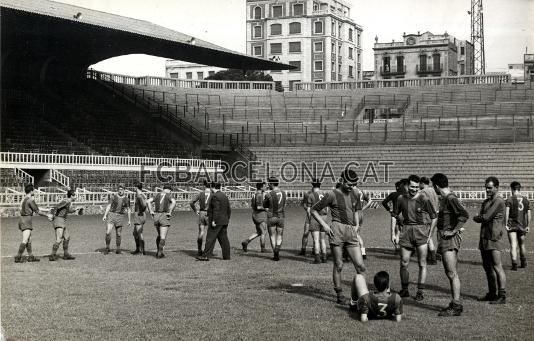 Plantilla del Barça de l'època d'Helenio Herrera, en un entrenament al vell camp de Les Corts.