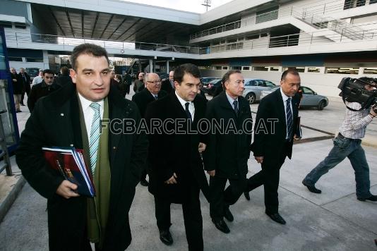 De izquierda a derecha. El directivo, Joan Franquesa; el presidente, Joan Laporta; el alcalde de Sant Joan Desp, Antoni Poveda; el directivo, Rafael Yuste.