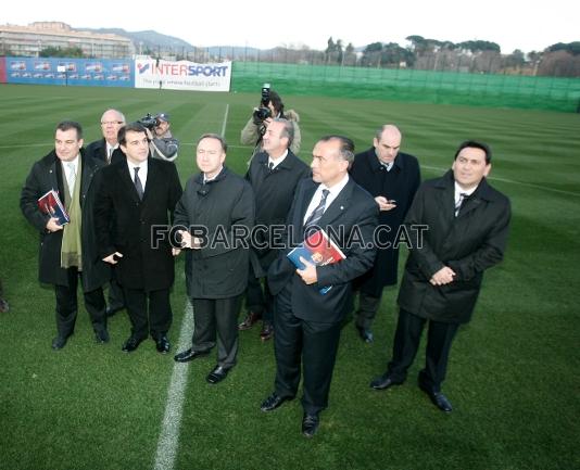 Miembros de la Junta Directiva observando los campos de entrenamiento de la Ciutat Esportiva Joan Gamper.