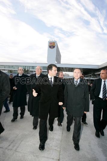 La Junta Directiva y Antoni Poveda, alcalde de Sant Joan Desp, visitando las instalaciones de la Ciutat Deportiva.