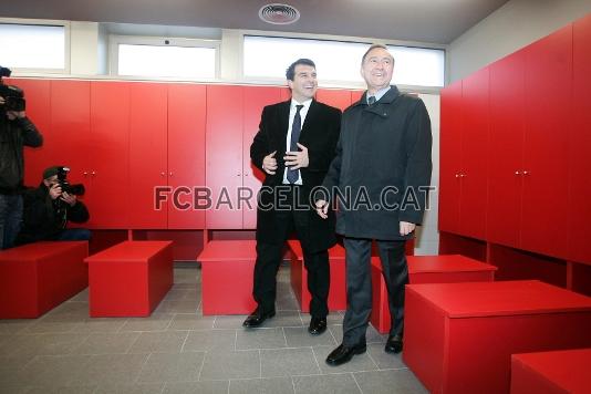 Joan Laporta i Antoni Poveda en el vestidor del primer equip.