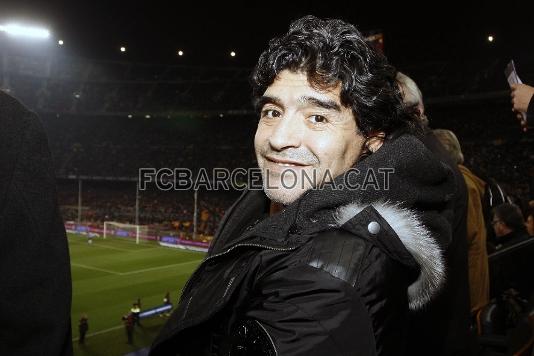 Maradona, assegut a la Llotja del Camp Nou.