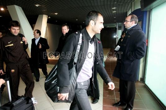 Josep Guardiola saliendo del aeropuerto de Lyon. Detrs el ayudante del tcnico, Tito Vilanova.