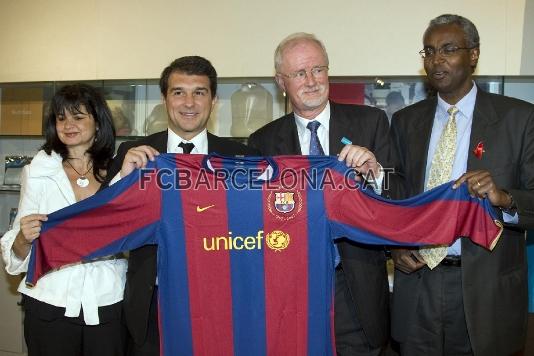 Marta Seg, directora general de la Fundaci; Joan Laporta, Philip O'Brien, director adjunt d'Unicef, amb la samarreta del primer equip de futbol.