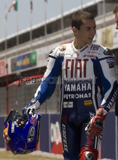 El piloto Jorge Lorenzo ha presentado en Montmel la Yamaha en azulgrana con la que correr el Gran Premio de Catalunya este fin de semana.