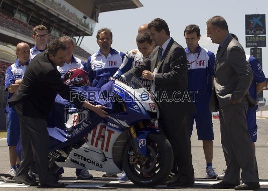 Entre mono, moto, guantes y casco, son 19 los escudos azulgrana que lucir Lorenzo en la carrera de 500 de Moto GP.