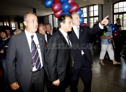 El president Joan Laporta, el vicepresident Alfons Godall i l'exjugador Julio Alberto han assistit al dinar de gala.