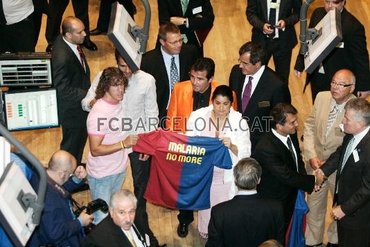 Carles Puyol, Josep Guardiola, Xavier Sala i Martn y Marta Seg, mostrando la camiseta con el lema 