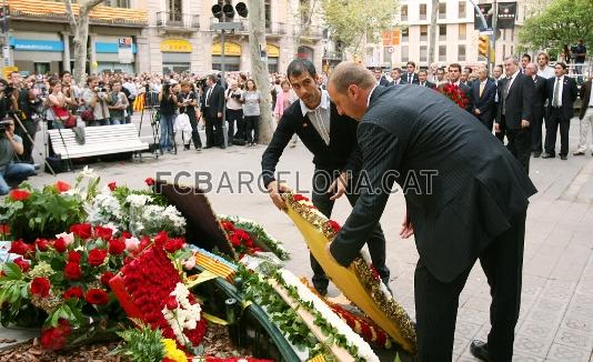 Guardiola y David Barrufet, en un instante de la ofrenda floral al monumento de Rafael Casanova.