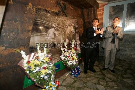 El president del Barça va dipositar una ofrena al monument a les víctimes de la mina de carbó de San José de Turón.