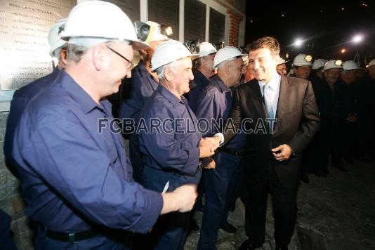 Laporta saluda diversos miners.