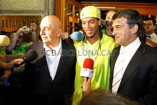 El crac brasiler tamb va marxar aquest estiu. Ronaldinho va meravellar els aficionats del Bara durant cinc anys i ser recordat pels seus somriures i els seus regats i gols impossibles.