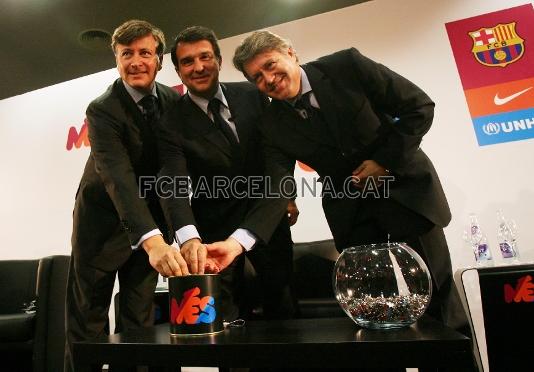 El president Joan Laporta amb Bert Hoyt (a la dreta), vicepresident i director general Global Football de Nike, i Olivier Delarue (a l'esquerra), director internacional corporatiu i de la Unitat d'Aliances de la Fundaci ACNUR.