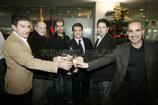 Els tècnics, amb el president Joan Laporta, brinden per unes felices festes.