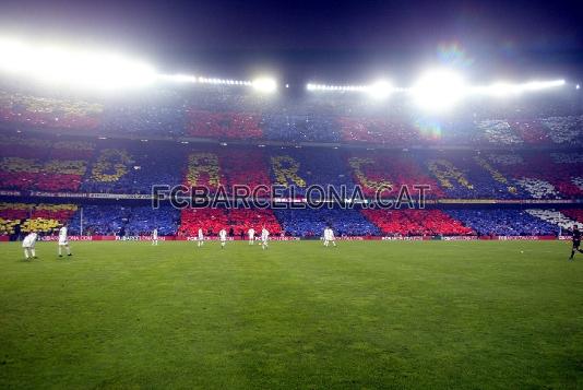 Ao tras ao, el pblico del Camp Nou recibe al equipo con un mosaico el da del Bara-Madrid.