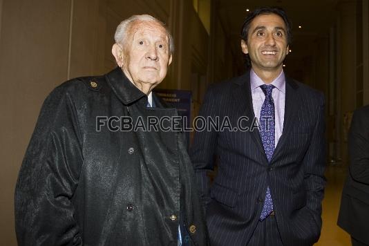 Manel Estiarte, director de relaciones externas del club, con Joan Antoni Samaranch. Foto: Àlex Caparrós (FCB)