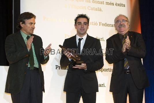Xavi recibió el galardón como mejor deportista masculino del año de manos del director del diario Sport, Joan Vehils, i el vicepresidente de la Generalitat, Josep Lluis Carod Rovira. Foto: Àlex Caparrós (FCB)